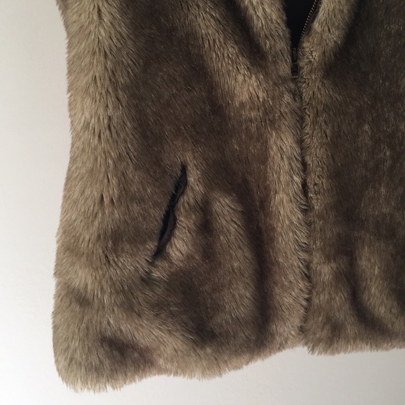 Mango faux fur vest with pockets US size small - Picture 3 of 3